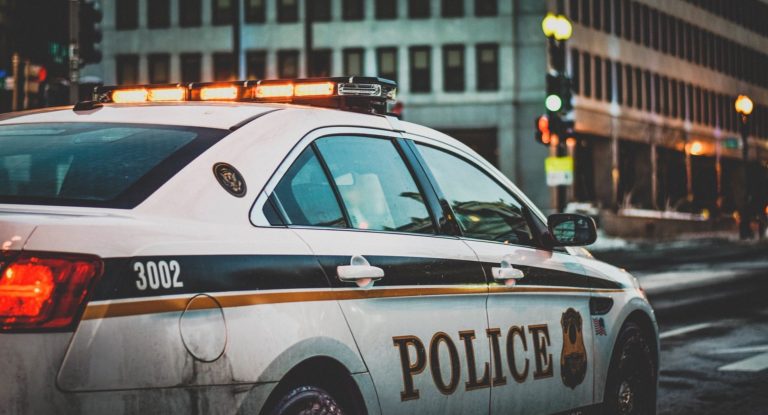 Bitcoin oplichters gezocht vanwege voordoen als politie
